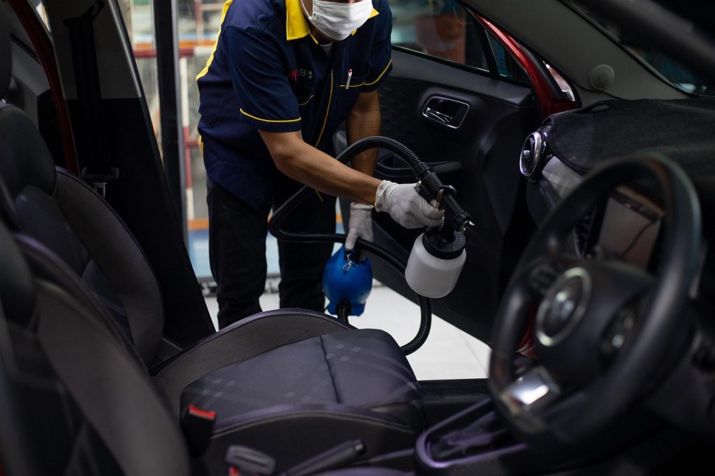 Comment nettoyer un canapé, tapis ou intérieur de voiture à Lyon, les bonnes méthodes selon chaque textile