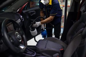 Lire la suite à propos de l’article Comment nettoyer un canapé, tapis ou intérieur de voiture à Lyon, les bonnes méthodes selon chaque textile