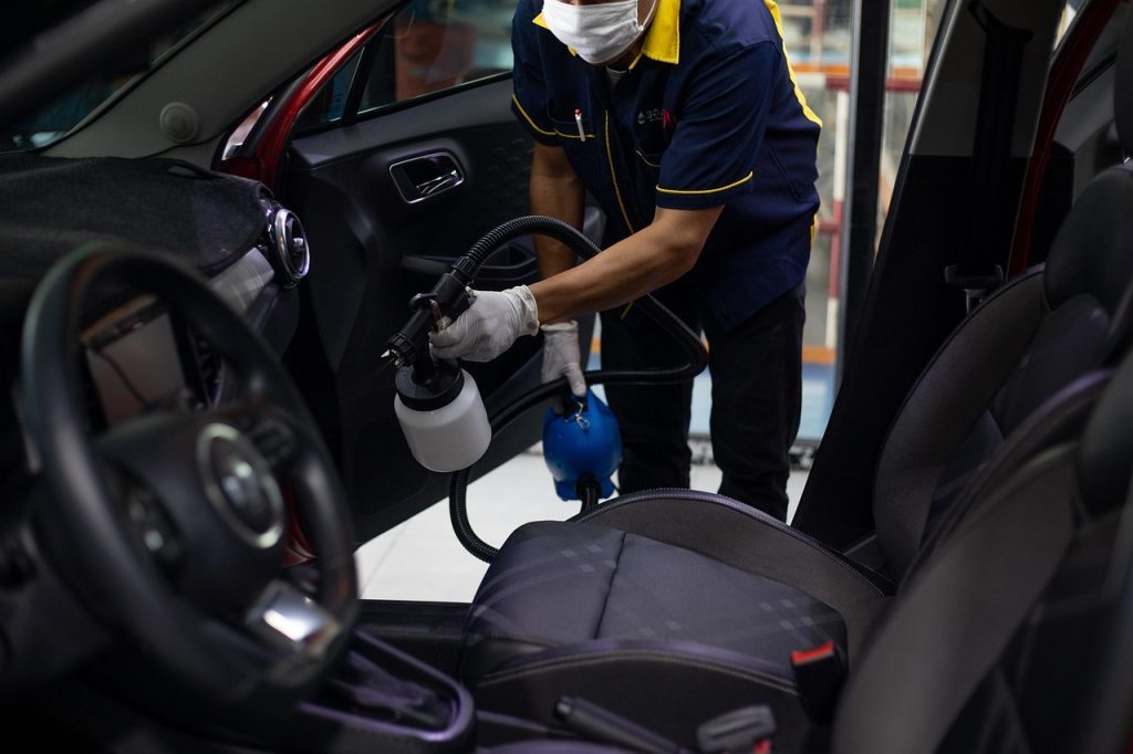 Lire la suite à propos de l’article Comment nettoyer un canapé, tapis ou intérieur de voiture à Lyon, les bonnes méthodes selon chaque textile